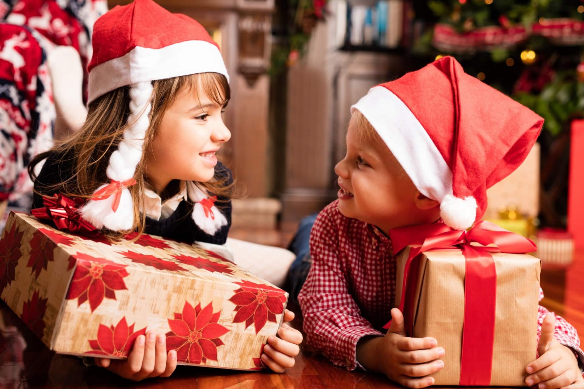 Рождество дарит подарки. Детям о Рождестве. Новый год дети. Новогодние подарки для детей. Подарки на Рождество детям.